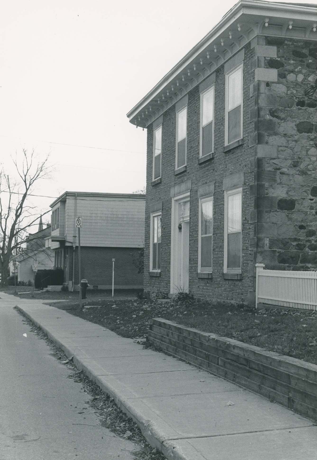 Bra-8 7 Burwell St 6